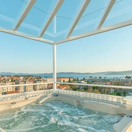 アパート Sunset Penthouse With Jacuzzi And Seaview ザダル