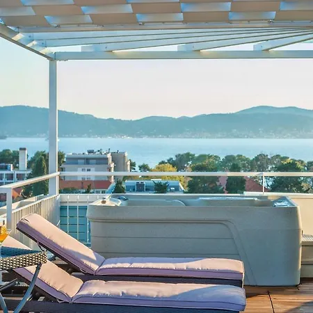 Sunset Penthouse With Jacuzzi And Seaview アパート ザダル